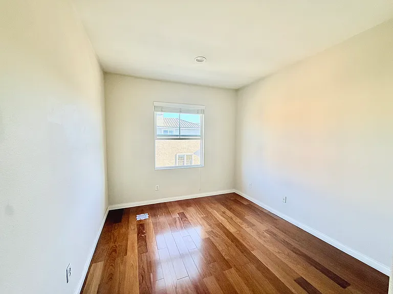 20512 Earl St — Photo 12