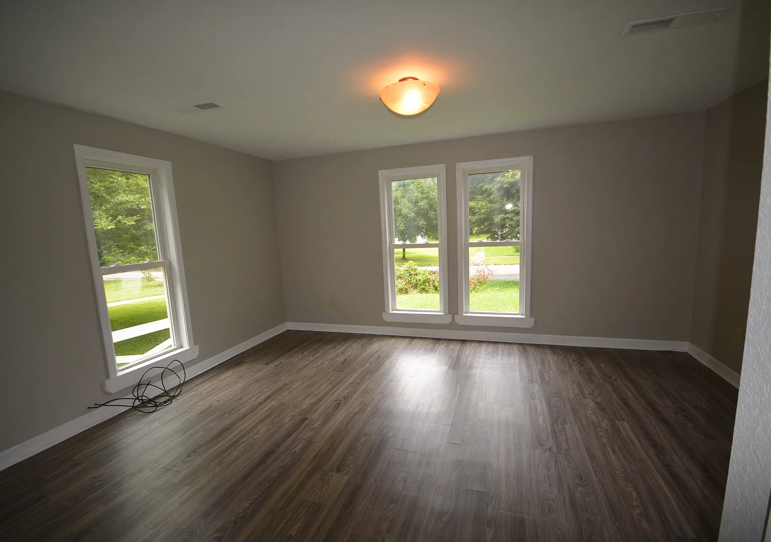 Space, Space & More Space! 3 Bedroom 1 Bath home — Photo 2
