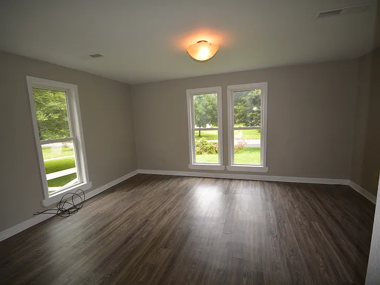 2037 N Jefferson Ave — Photo 2