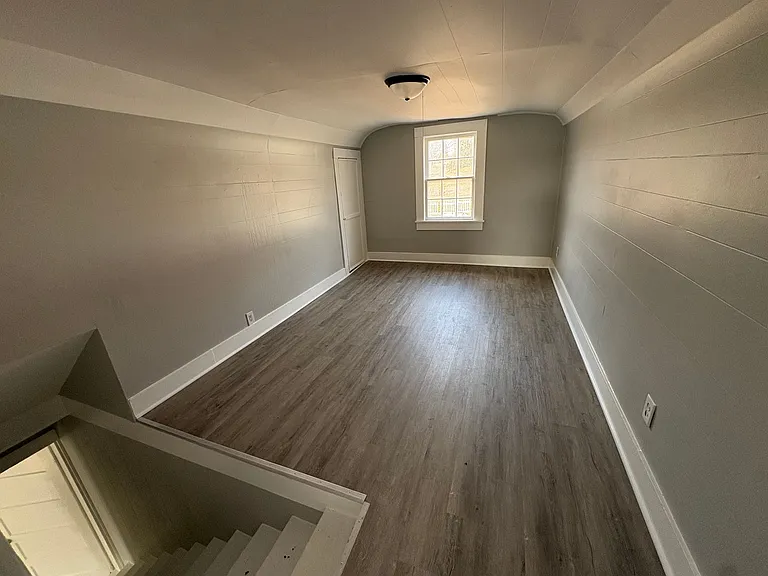 611 E Main St — Photo 8