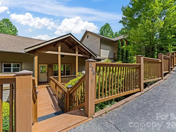 226 Sawgrass Dr, Whittier, NC 28789