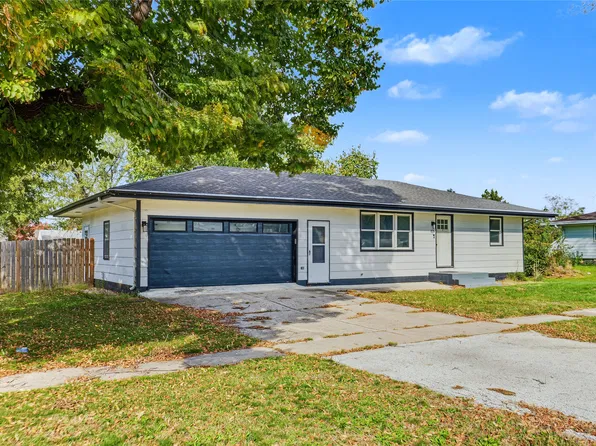 825 Locust St, Waukee, IA 50263