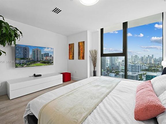 3rd image of 121 NE 34th St #Penthouse 3204