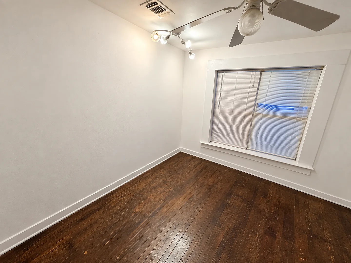3 Bed 1 Bath HUGE Backyard 500+ Sq. Ft. Garage/Shop! — Photo 3