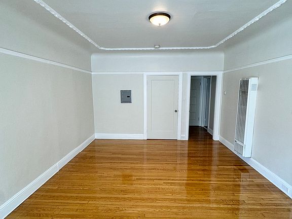 2nd image of 950 Bay St APT 4