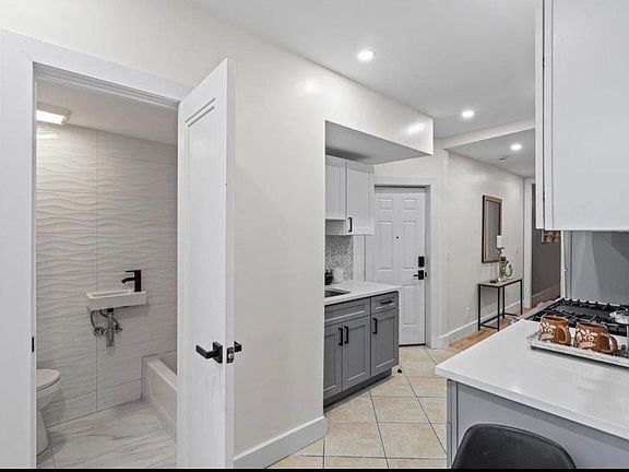4th image of 121 41st St APT 3