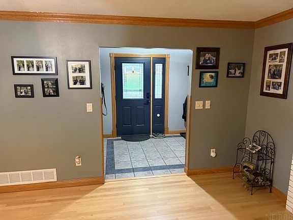 5th image of 325 Becker Ave
