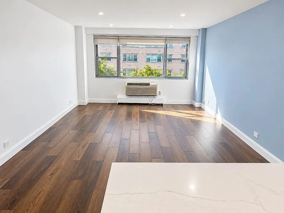 79 W 12th St #4E