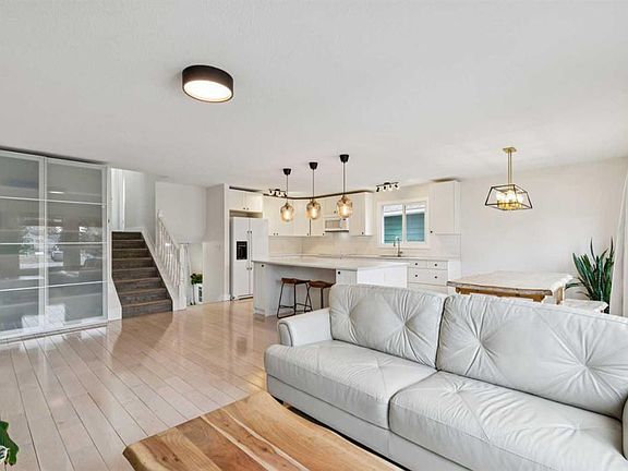 4th image of 44 Shawcliffe Bay SW