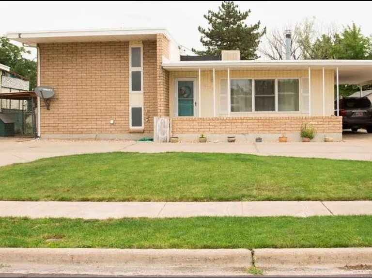 1858 W Cliff Pl — Photo 1