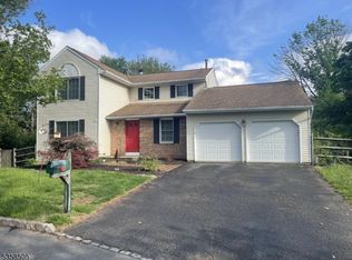 8 Mohegan Trl, Branchburg, NJ 08876