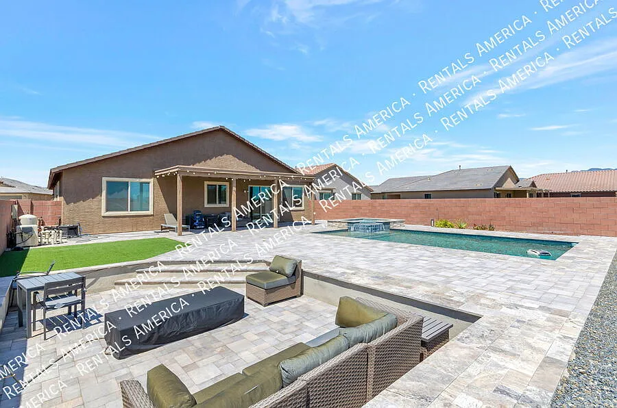 4 bedrooms, 2 bathrooms with pool in Marana — Photo 4