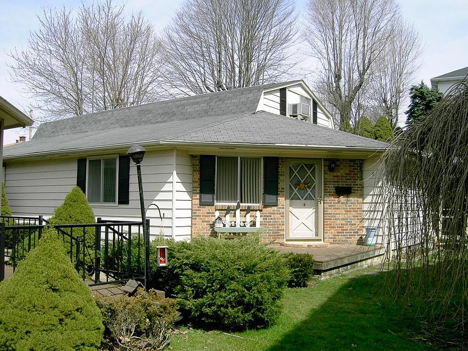 1st image of 6 Wood Hill Ct