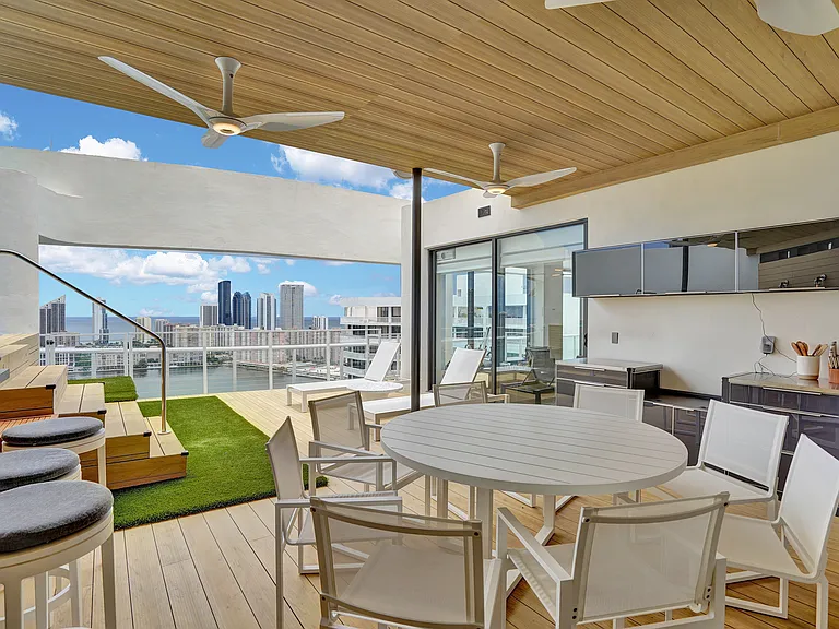 Private terrace:pool, bbq, bath and lounge area