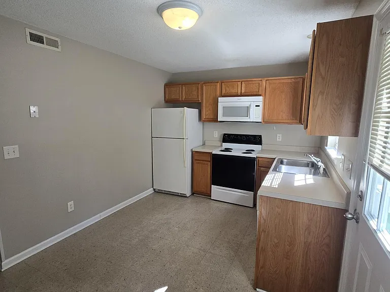 1300 Hammock Ln #1 — Photo 6