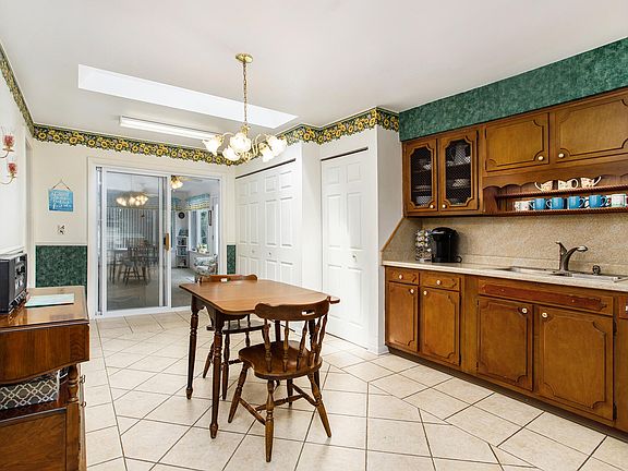3rd image of 36 Evans St