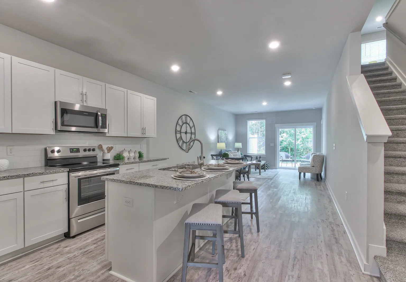 3 bed, 2.5 bath, 1906 sqft, $2,300 — Photo 3