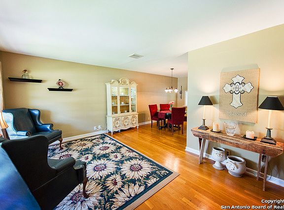3rd image of 127 Waxwood Ln