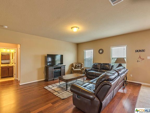 5th image of 221 Silver Maple Dr