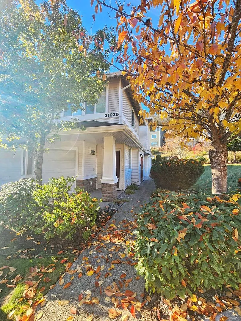 Spacious 2 Bed 2 Bath Townhome in SeaTac. — Photo 4