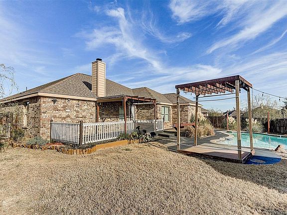 5th image of 349 Valley Dr