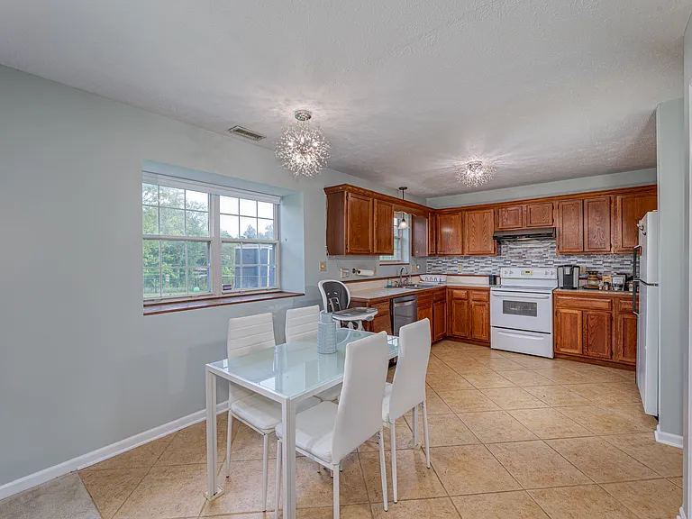 7555 Crickwood Ln — Photo 11