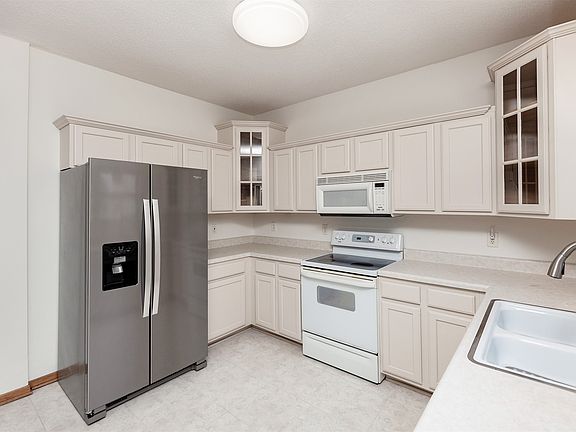 4th image of 1037 NW Prairie Ridge Dr