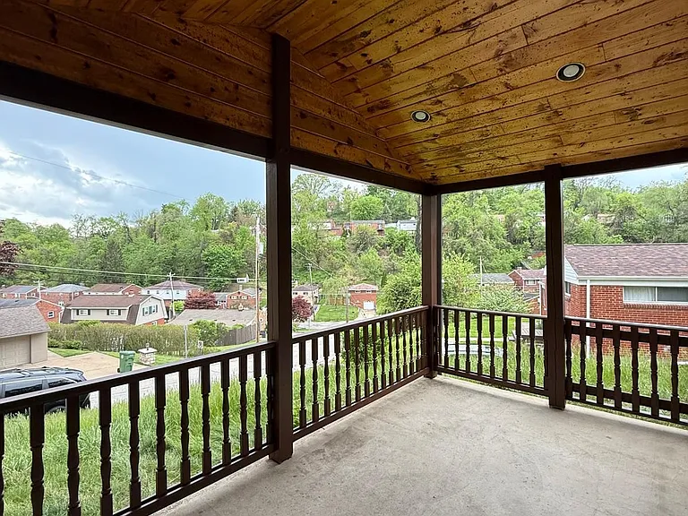 807 Londonderry Dr — Photo 2