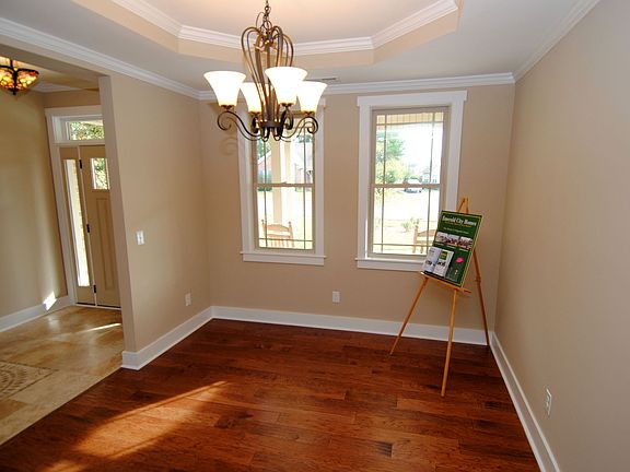 Formal dining w/tray ceiling