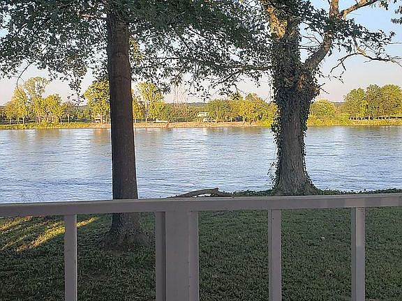 3rd image of 120 Nash Landing Ln