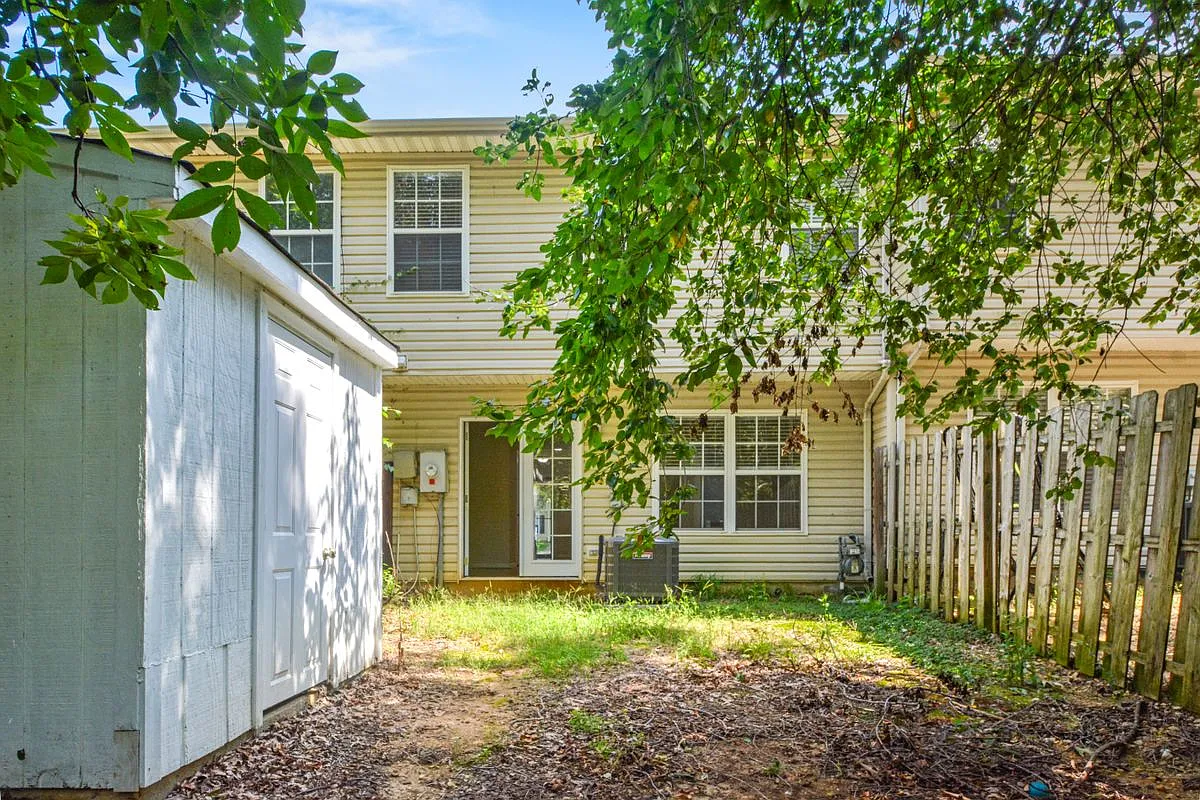 3 bed, 2.5 bath, 1240 sqft, $2,200 — Photo 3