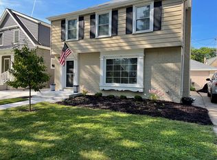 1018 E Colfax Pl, Whitefish Bay, WI 53217