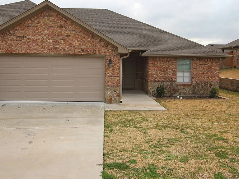 Beautiful 3 Bedroom 2 Bathroom Townhouse In South Tyler! Now Offering 1/2 Off First Full Months R... — Photo 2