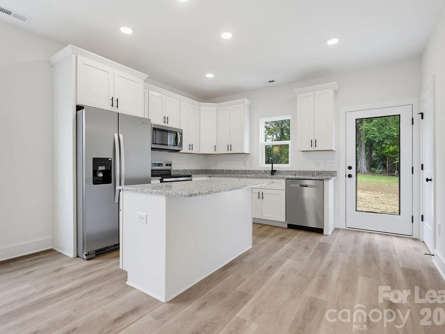 3 bed, 2.5 bath, 1368 sqft, $1,800 — Photo 2