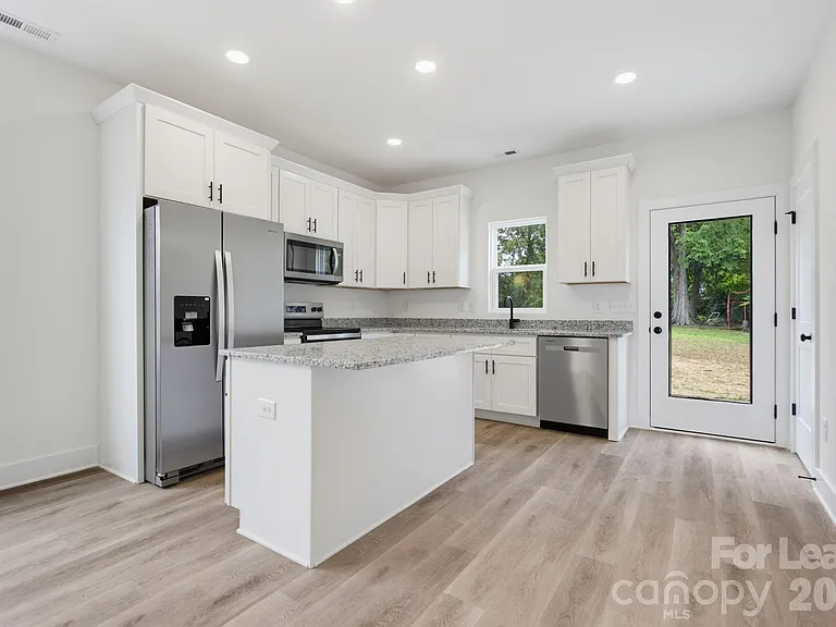104 Maple Ave NW #B — Photo 2