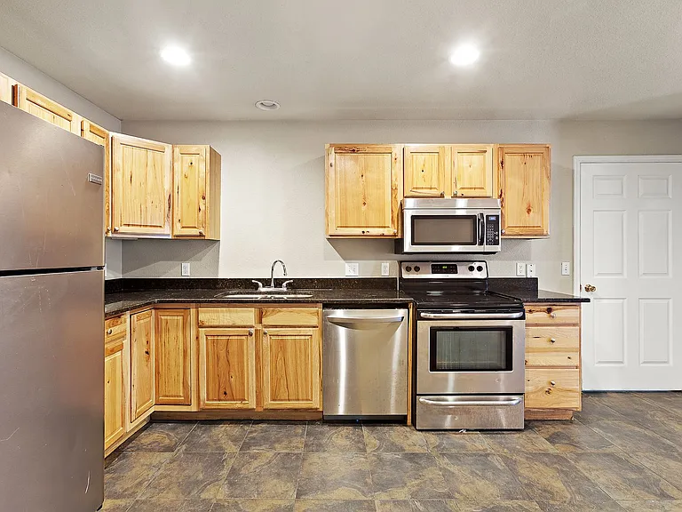 525 W Hutchison St #A — Photo 2