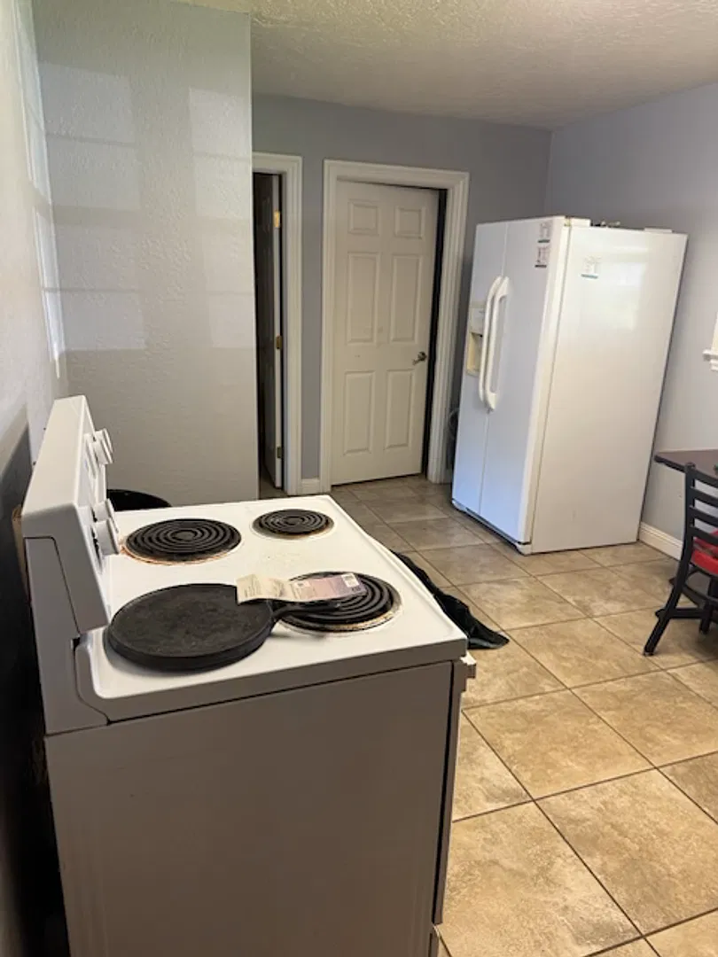 Furnished 3 bedroom 1 bath home — Photo 2