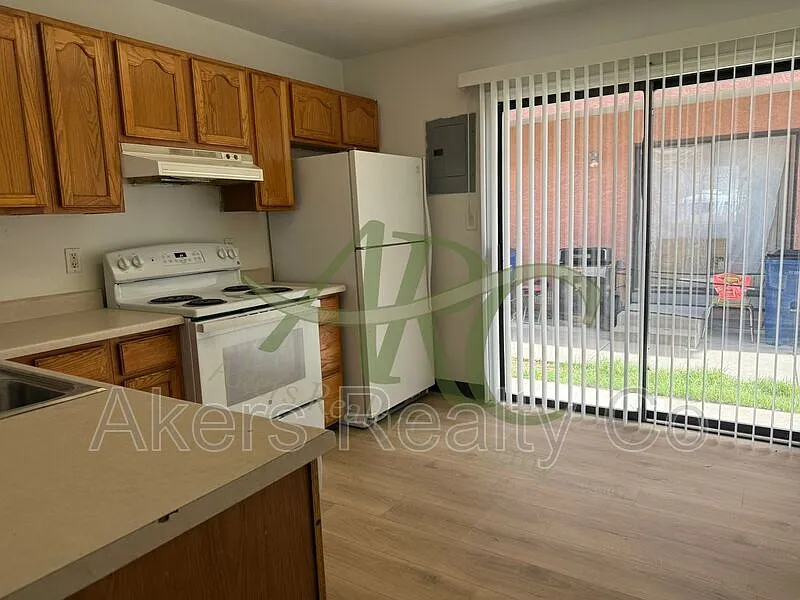 2 bed, 1.0 bath, $950 — Photo 4