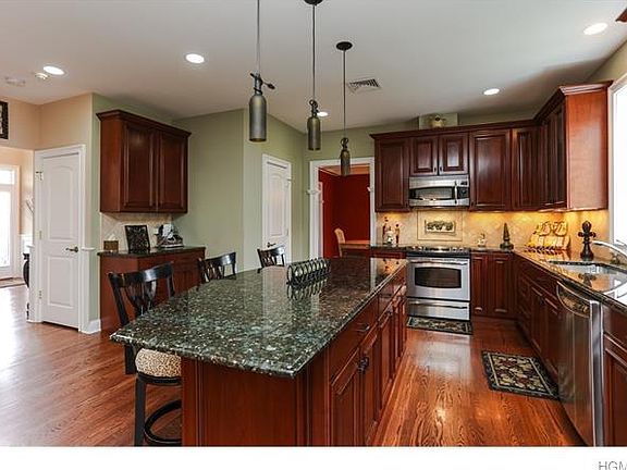 5th image of 8 Roosa Ln