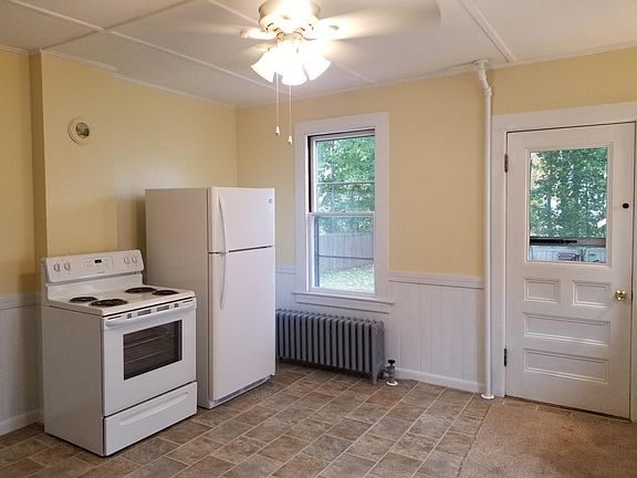 Oversized Old Fashioned Kitchen, W Built-ins to Display, Cei