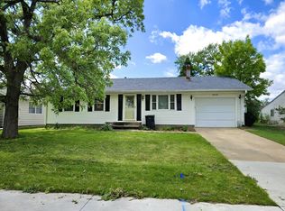 1350 Springdale Dr, Clinton, IA 52732
