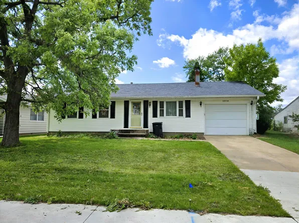 1350 Springdale Dr, Clinton, IA 52732