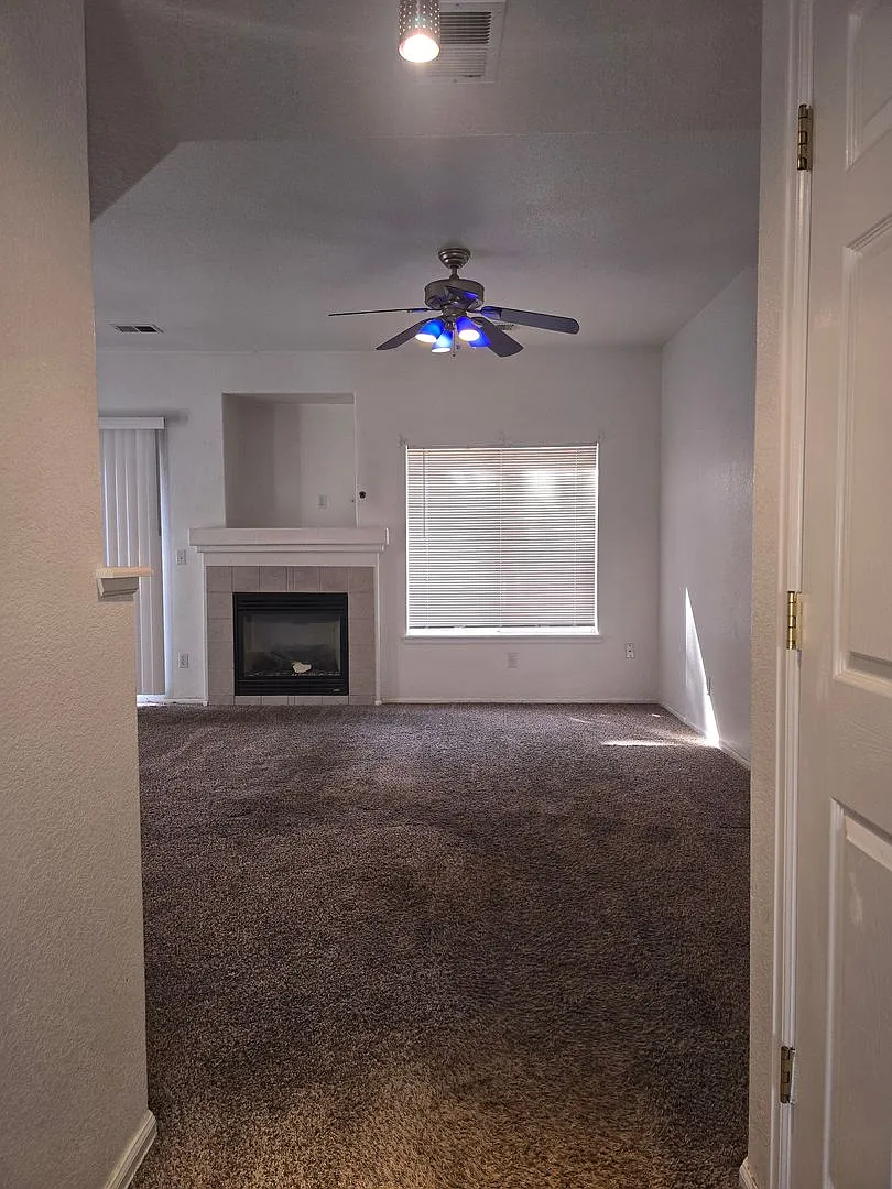 2 Bedroom 2.5 Bath townhome in Thornton! — Photo 2