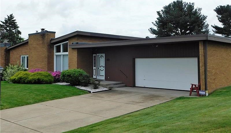 Welcome to this Mid-Century Modern Ranch offers a very open floor plan that's take a look.