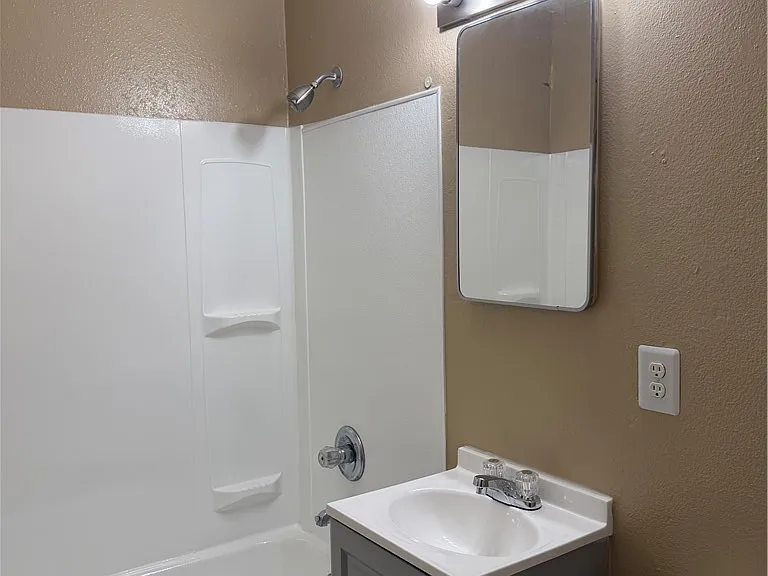 110 Silver St — Photo 33