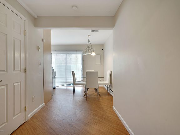 5th image of 144 Stratford Pl