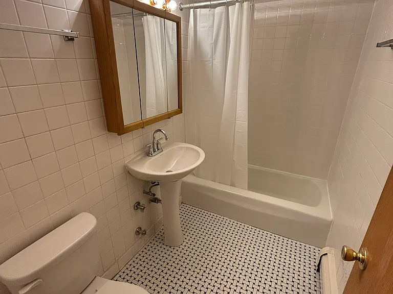 2340 N Commonwealth Ave — Photo 9