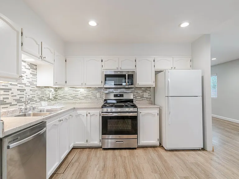 6539 Coldwater Canyon Ave — Photo 3