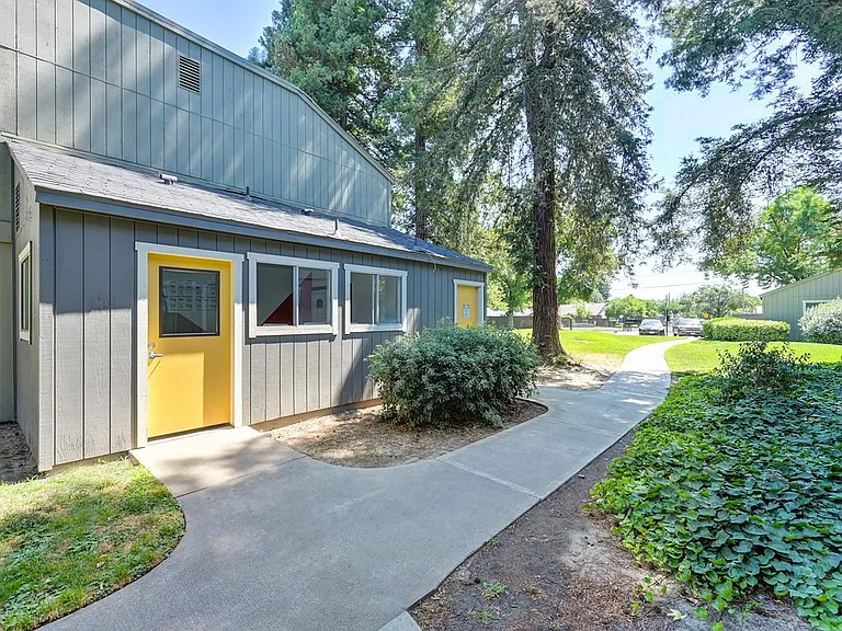 The Redwoods Apartments — Photo 9