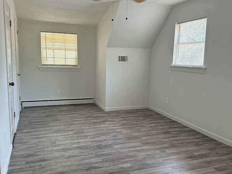 2126 Glendale Dr — Photo 6